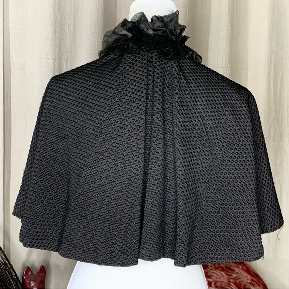 1900s Ladies Capelet - Picture 3 of 7